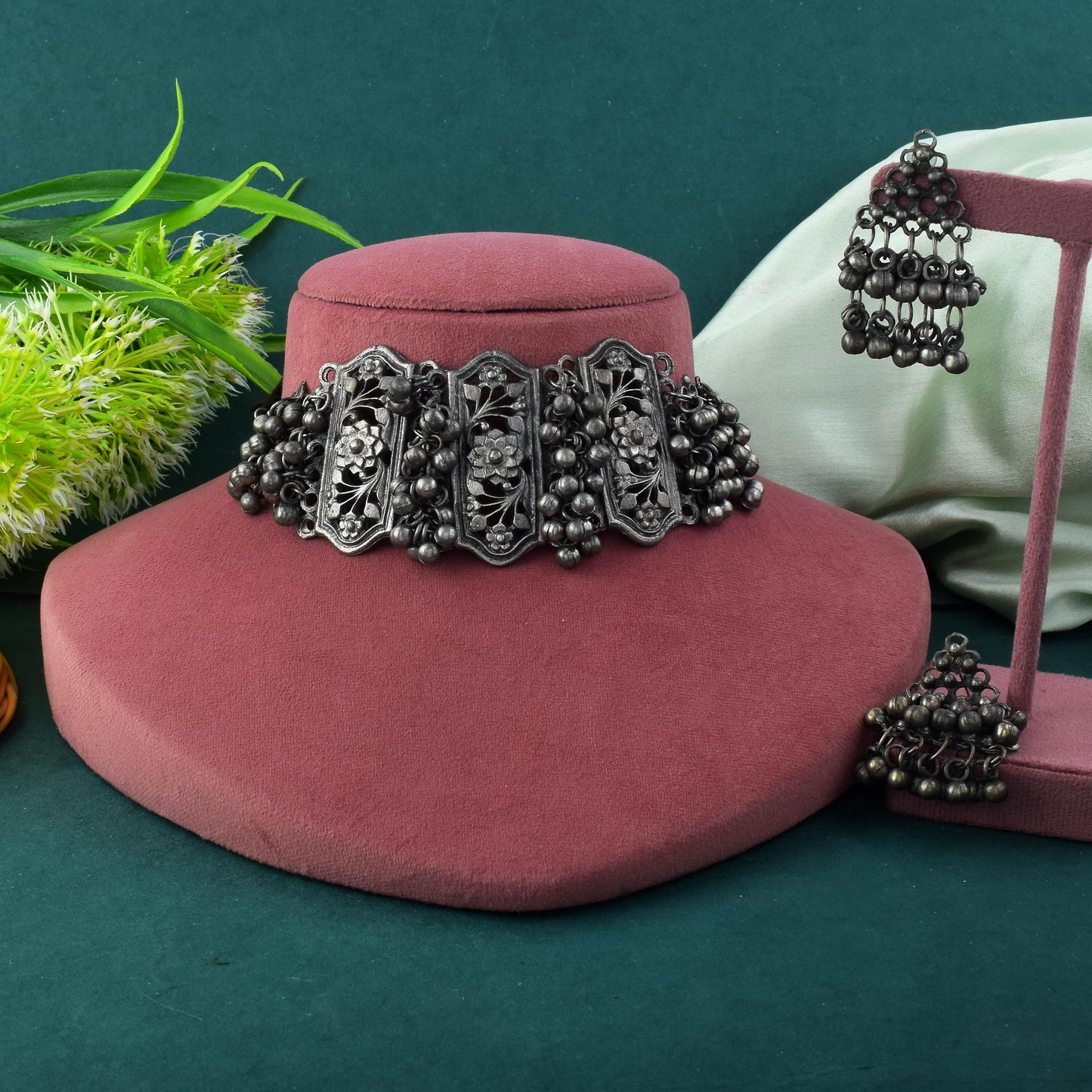 Anmutiges, silberfarbenes, oxidiertes Halsketten-Set mit königlichen, traditionellen Designs