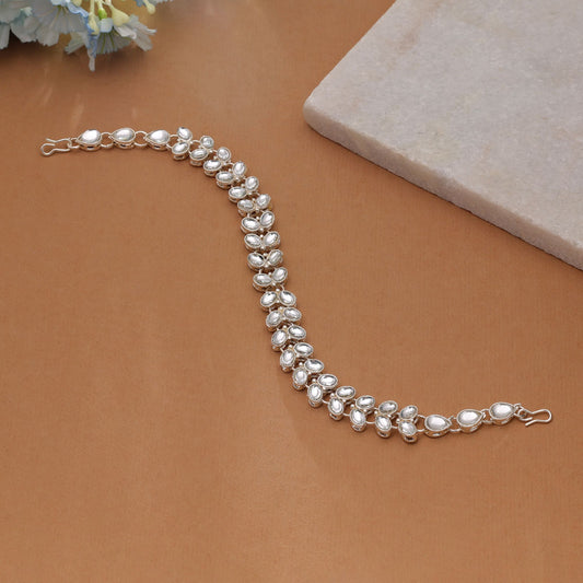 White Color Kundan Mathapatti Crafted with Beautiful Detailing and Stylish Traditional Fashion Appeal