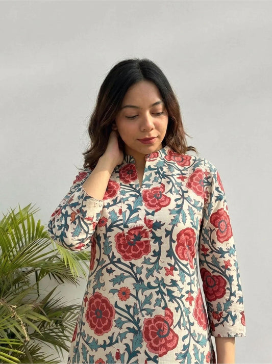 Mehrfarbige, sommerfreundliche kurze Kurti