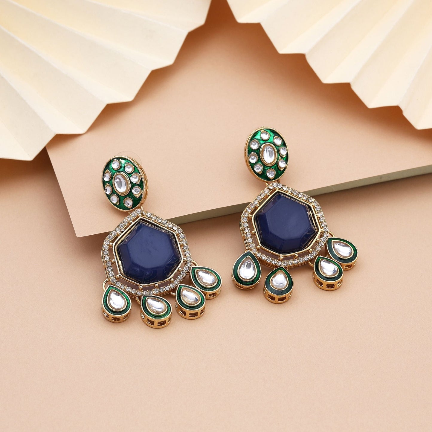 Atemberaubende Kundan-Ohrringe in blauer Farbe mit filigranen Steinen, perfekt für Brautschmuck