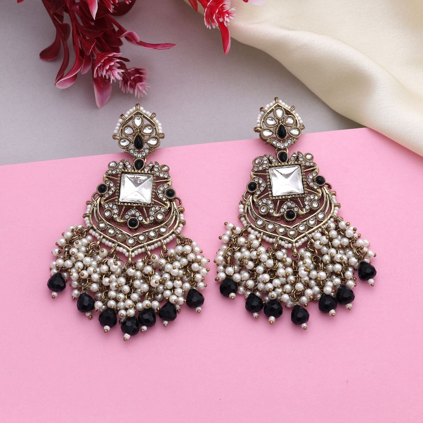 Edle Kundan-Ohrringe in Schwarz mit aufwendigem Design, perfekt für Partyschmuck