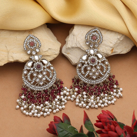 Moderne magentafarbene Kundan-Ohrringe mit traditionellen Steinen für Party-Looks