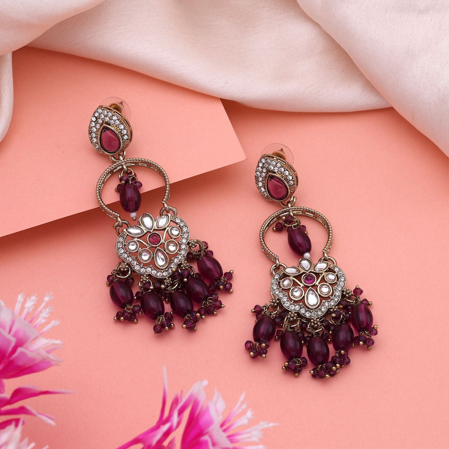 Atemberaubende Kundan-Ohrringe in Lila mit feinen Details, perfekt für indische Bräute
