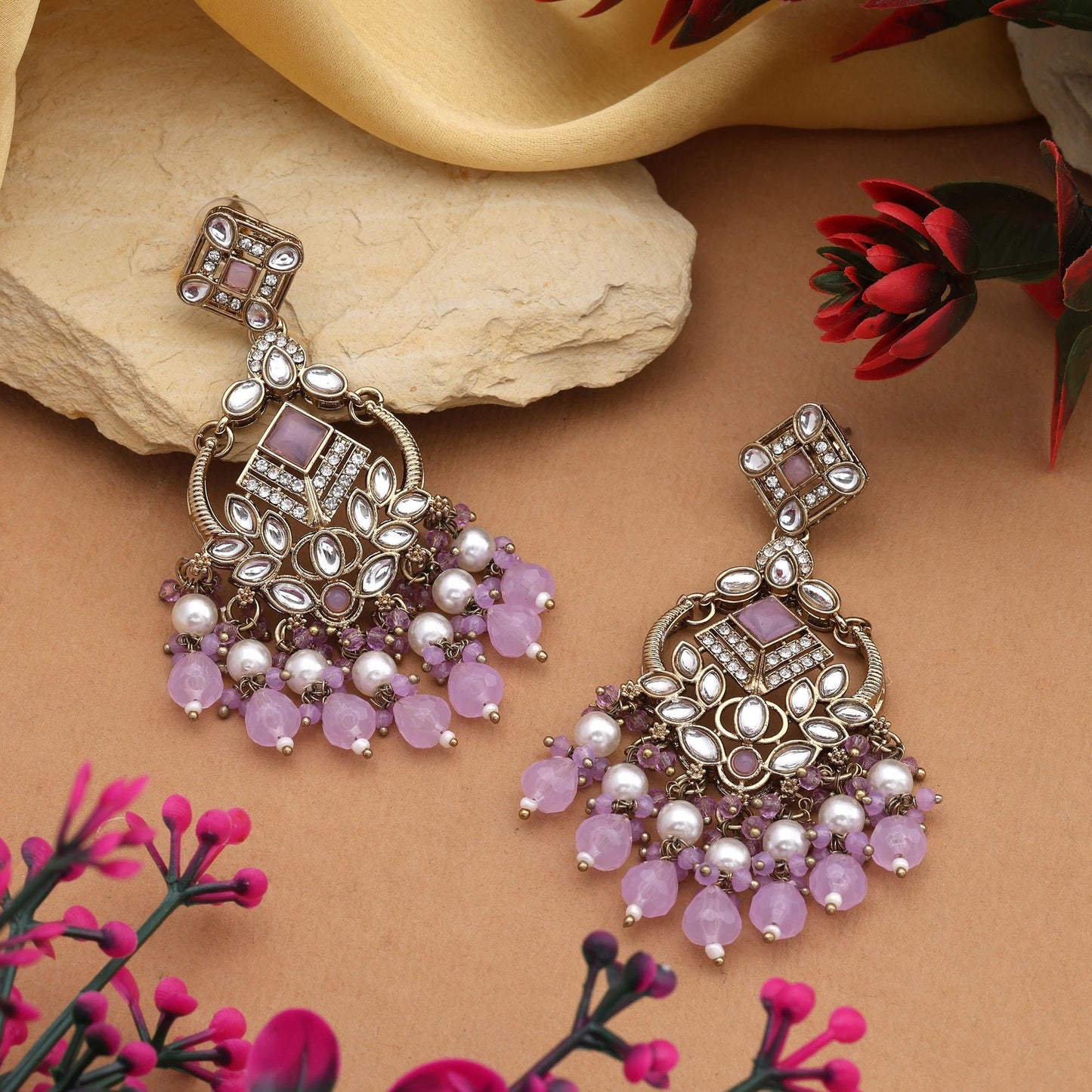 Wunderschöne Kundan-Ohrringe in hellvioletter Farbe mit Goldarbeit, perfekt für Braut-Looks