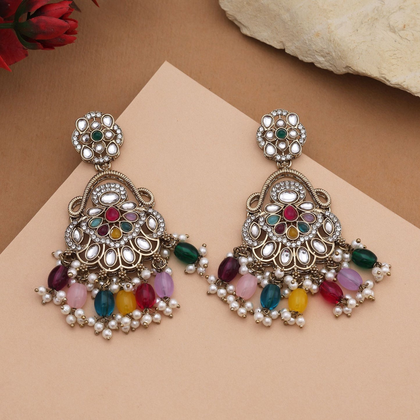 Atemberaubende mehrfarbige Kundan-Ohrringe mit traditionellen Perlen, perfekt für festliche Looks