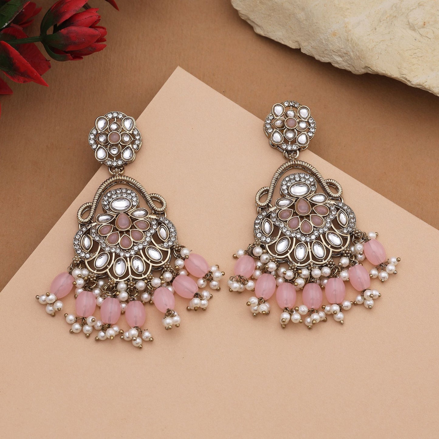 Hübsche Kundan-Ohrringe in Rosa mit antikem Design, perfekt für Party-Looks