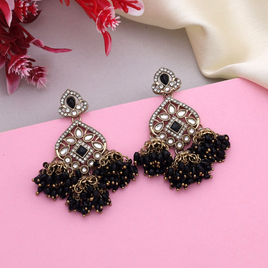 Stilvolle Kundan-Ohrringe in Schwarz mit königlichem Look, perfekt für Braut-Outfits