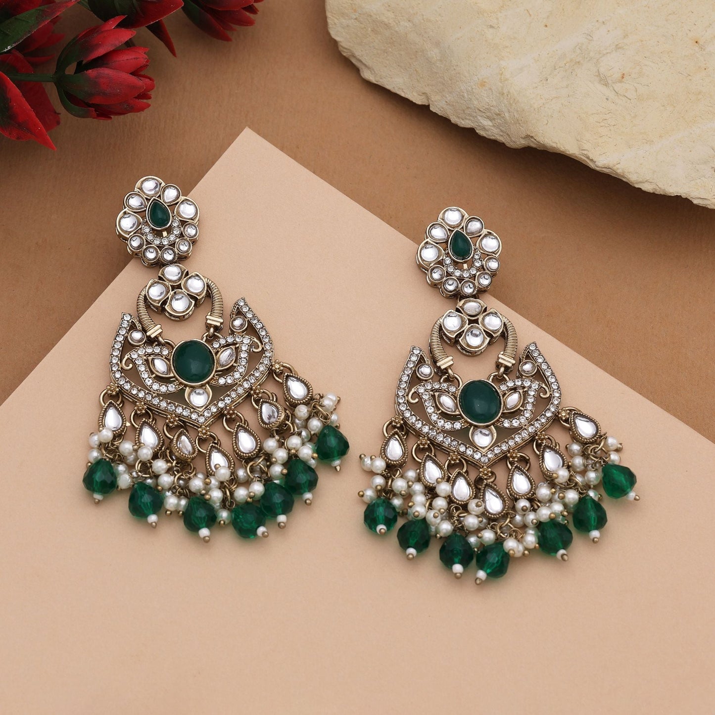 Klassische grüne Kundan-Ohrringe mit handgefertigten Steinen für Hochzeitskleidung