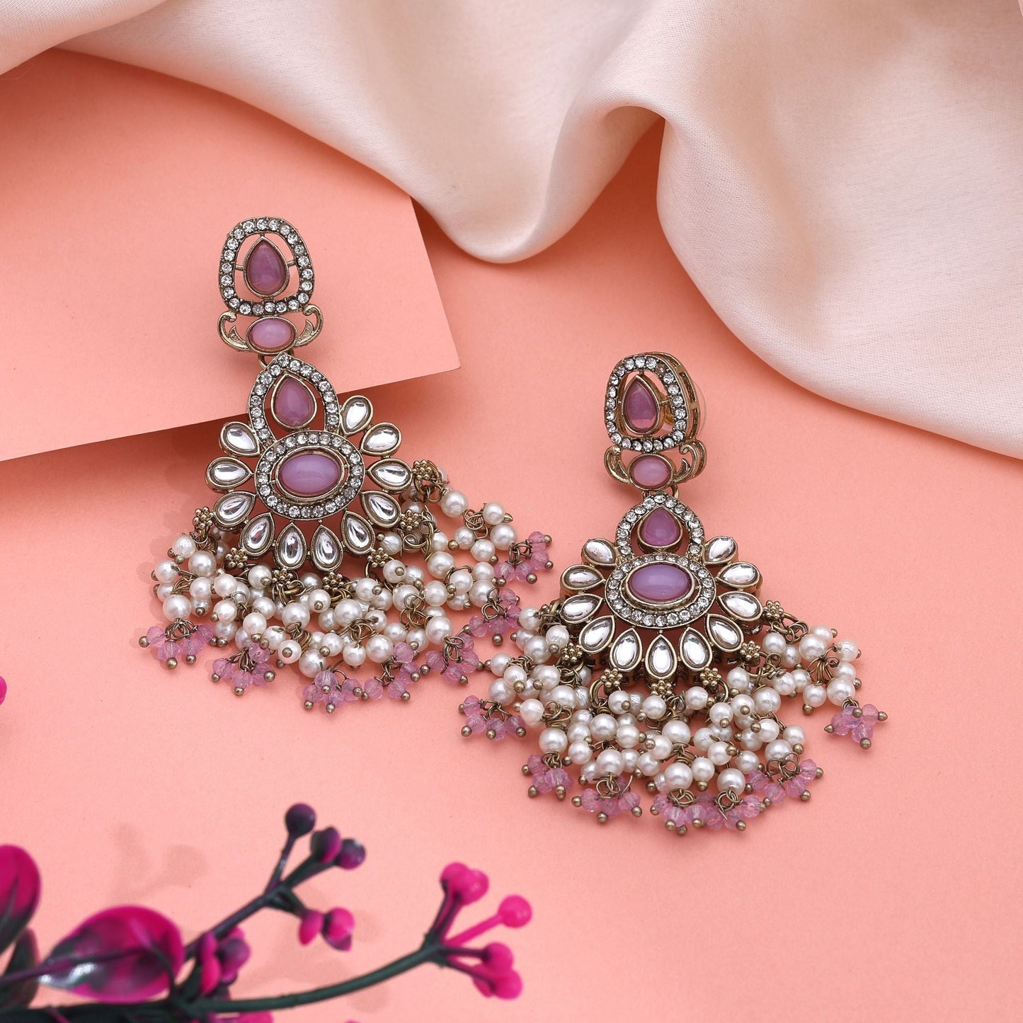 Wunderschöne Kundan-Ohrringe in hellvioletter Farbe mit feiner Arbeit, perfekt für Party-Looks