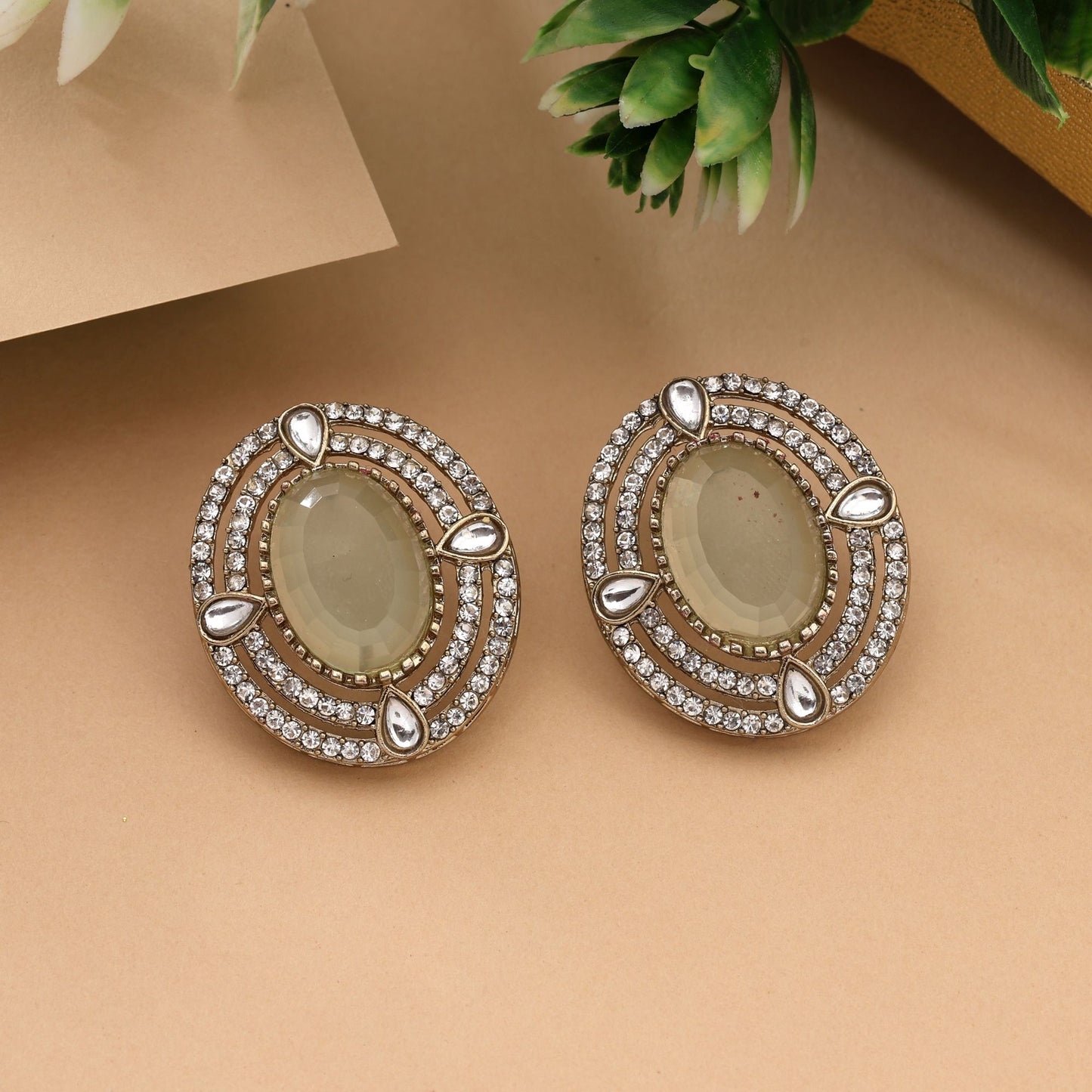 Elegante hellgrüne Ohrstecker Kundan für den täglichen und festlichen Gebrauch