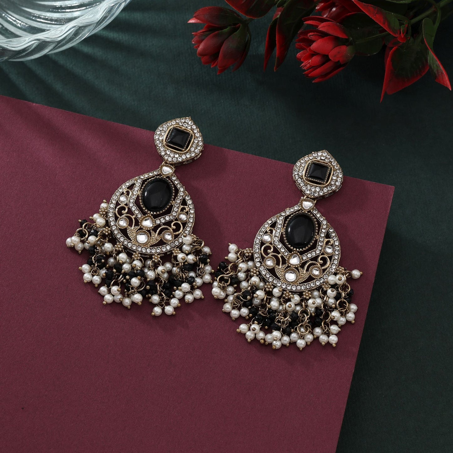 Elegante Kundan-Ohrringe in Schwarz für moderne festliche Anlässe