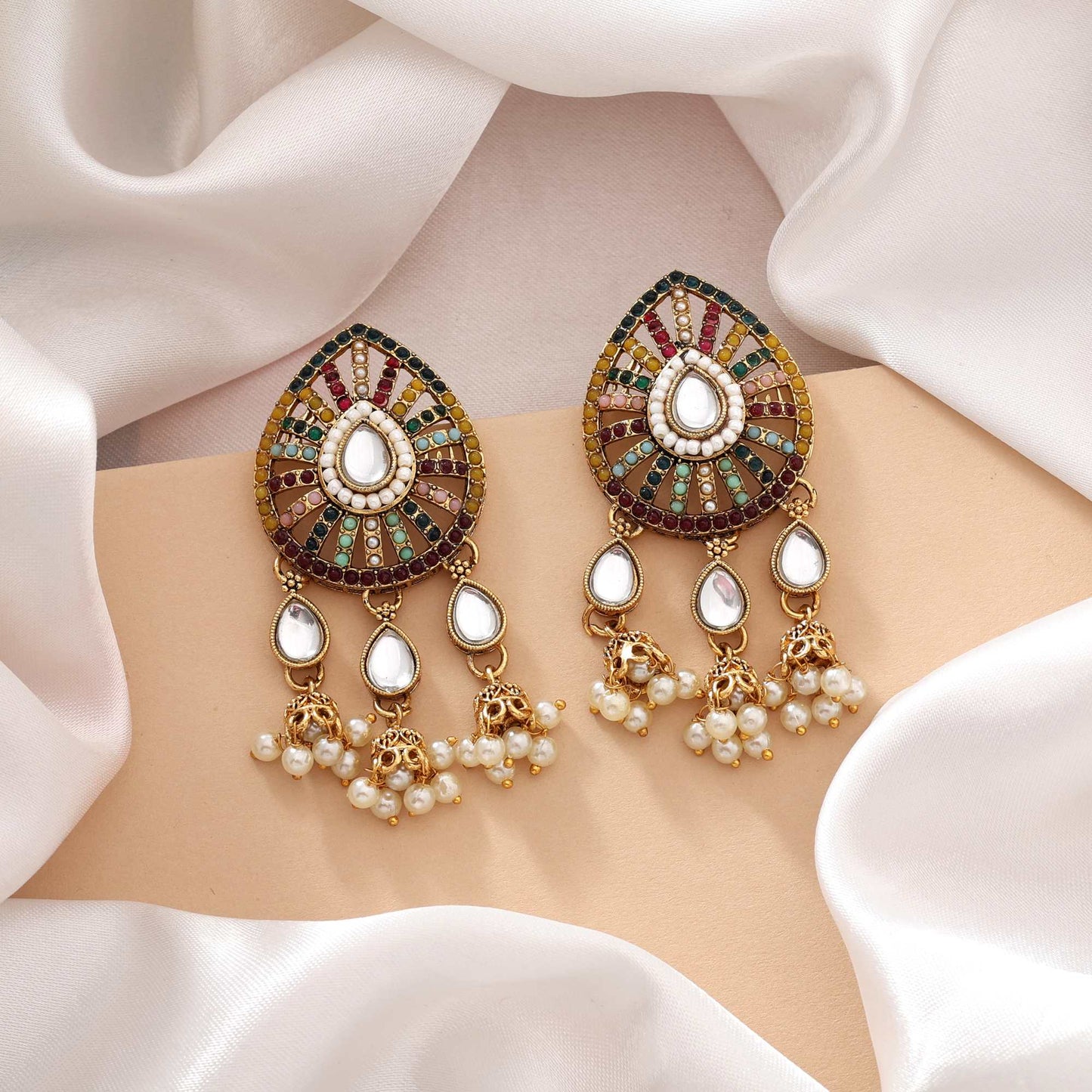 Mehrfarbige Kundan-Ohrringe mit antiker Goldpolitur und eleganter Perlenarbeit