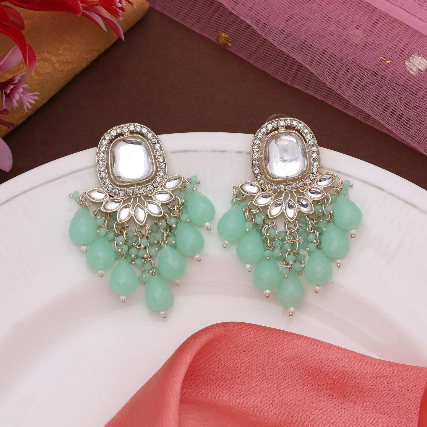 Hellgrüne Kundan-Ohrringe mit eleganter Steinverarbeitung und Perlendetails