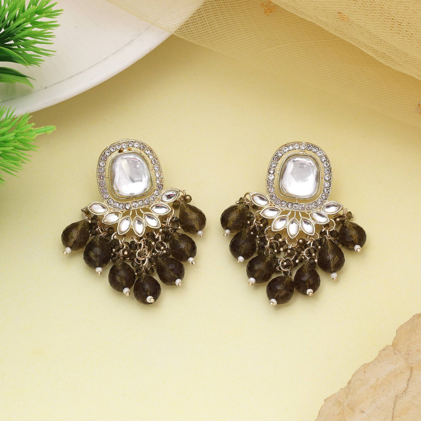 Mehandi Grüne Kundan Ohrringe mit königlichem Finish für festliche Outfits