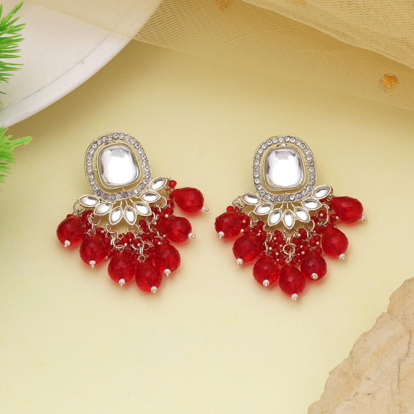 Rote Kundan-Ohrringe mit funkelndem Edelstein-Design für Brautkleidung