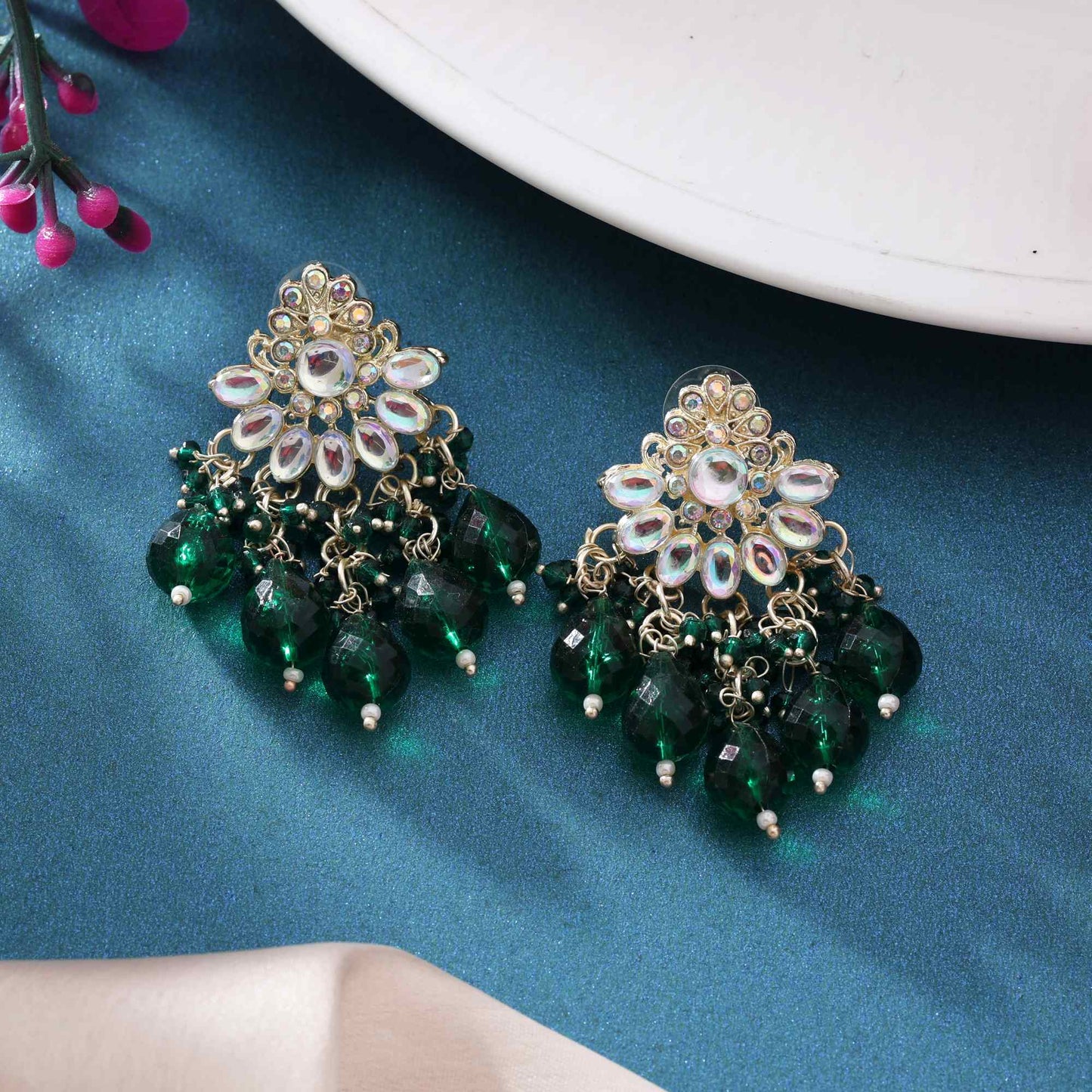 Grüne Kundan-Ohrringe mit Goldpolitur und wunderschöner Handwerkskunst