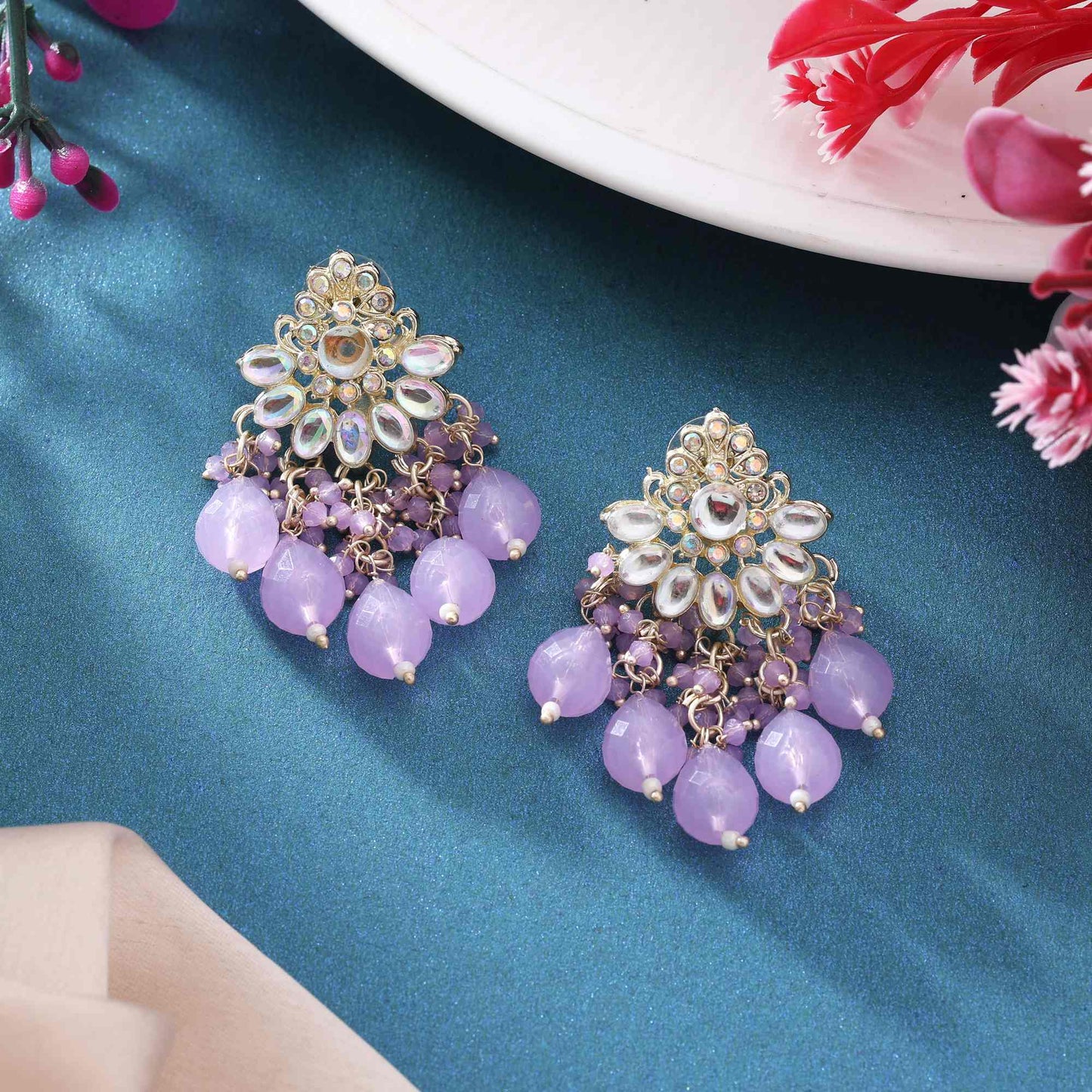 Hellviolette Kundan-Ohrringe mit eleganten Edelsteinen und königlichem Finish