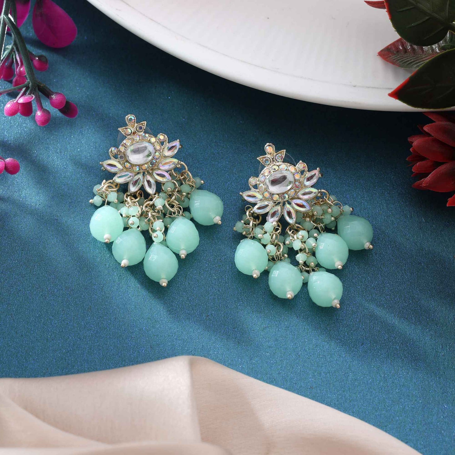 Hellgrüne Kundan-Ohrringe mit eleganter Handarbeit und Polki-Design