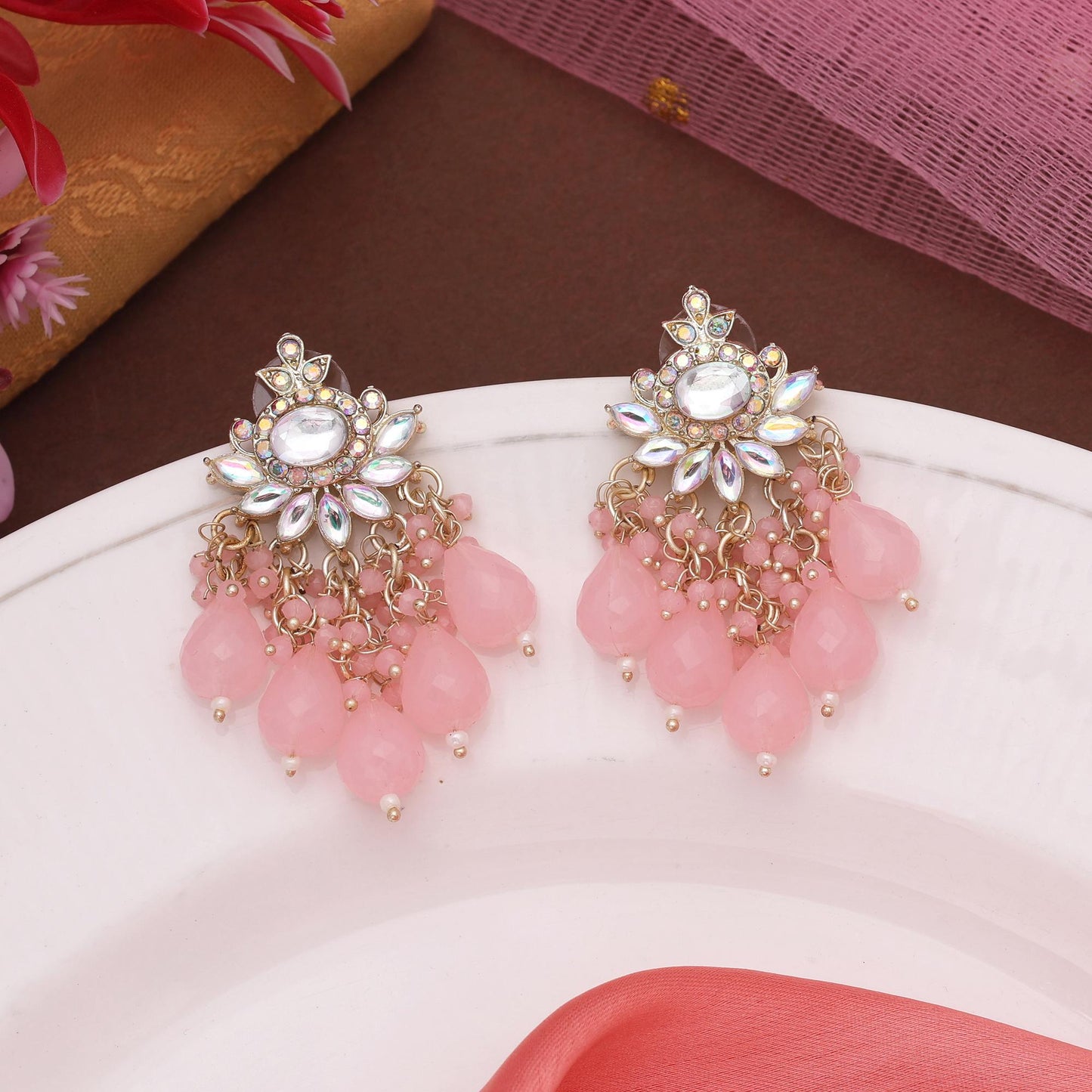 Kundan-Ohrringe in Rosa mit Steindetails und glänzendem Gold-Finish