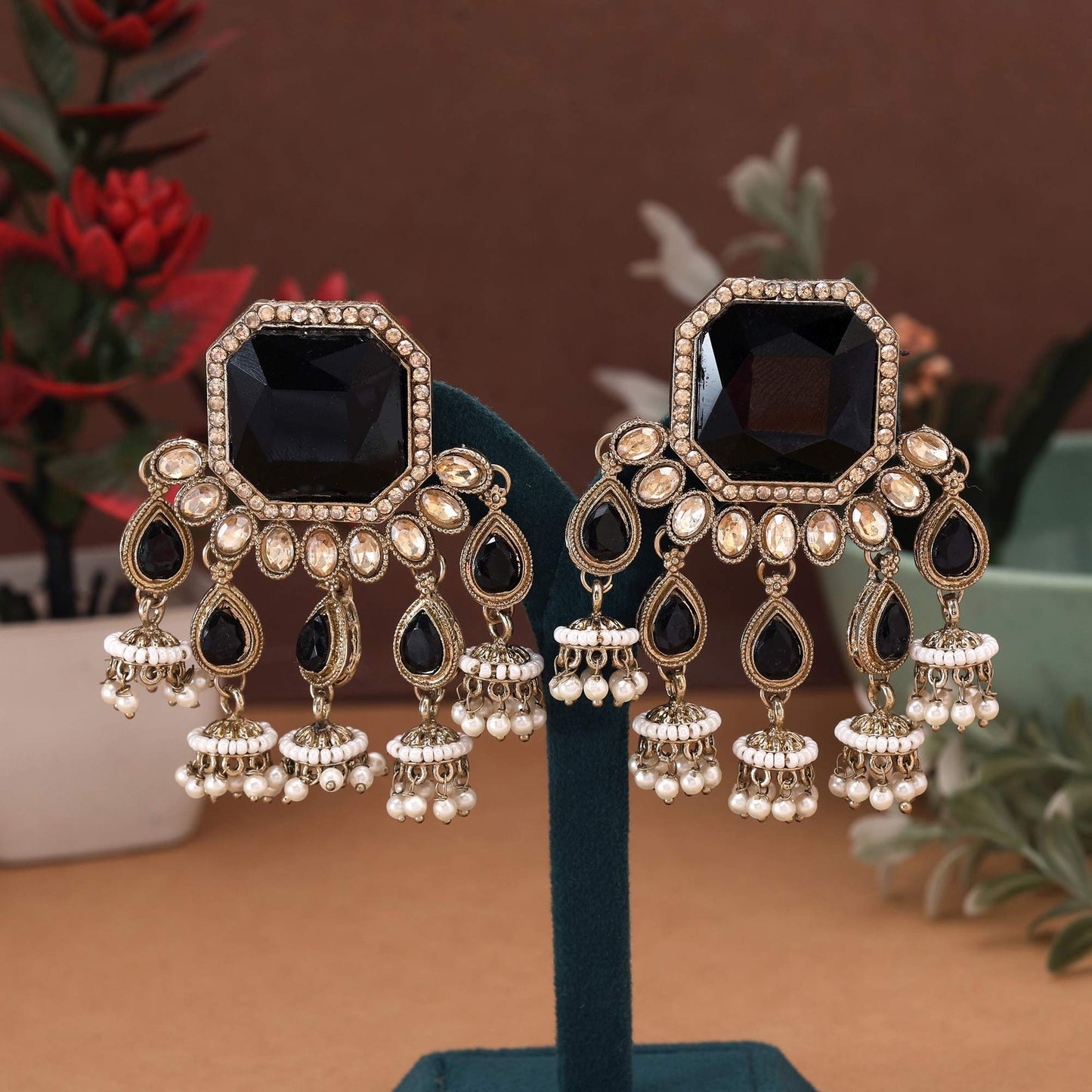 Kundan-Ohrringe in Schwarz mit kräftigen, eleganten Steinen für moderne, traditionelle Fusion