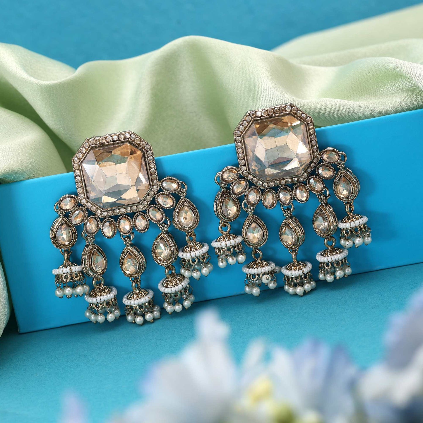 Goldfarbene Kundan Ohrringe mit hochwertiger, traditioneller Kundan-Politur für Damen
