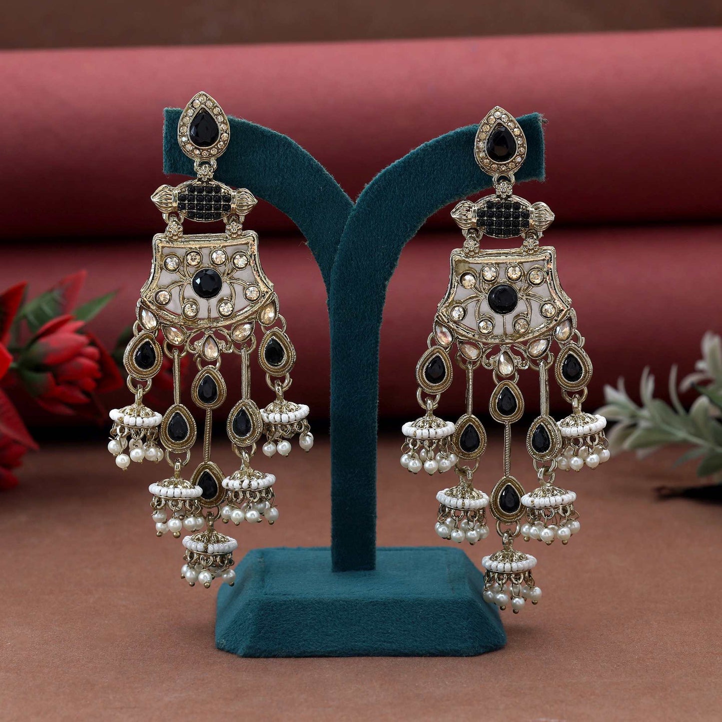 Schwarze Kundan-Ohrringe mit eleganten, dunklen traditionellen Steinen und handgefertigten Details