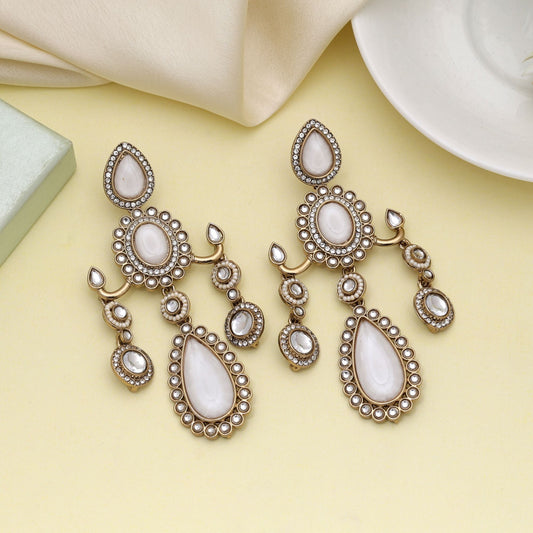 Weiße Kundan-Ohrringe für einen eleganten festlichen Auftritt