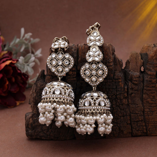 Weiße, große Jhumka Kundan Ohrringe im traditionellen Kundan-Ohrring-Stil