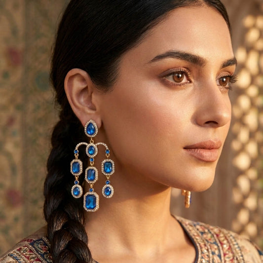 Blaue, stilvolle Festtagsohrringe mit Kundan und königlichem Ethno-Schmuckdesign