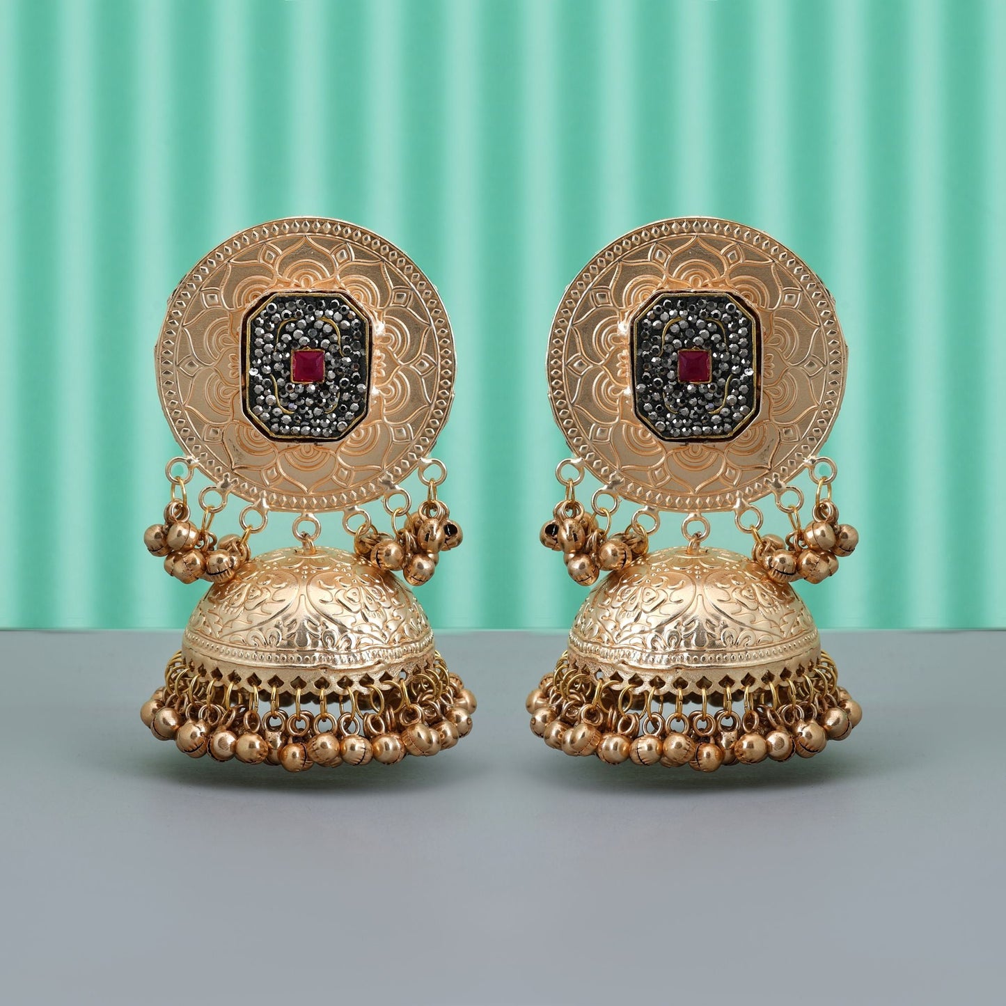 Goldfarbene lange Kaschmir-Ohrringe im großen Jhumka-Stil für einen kühnen Statement-Look