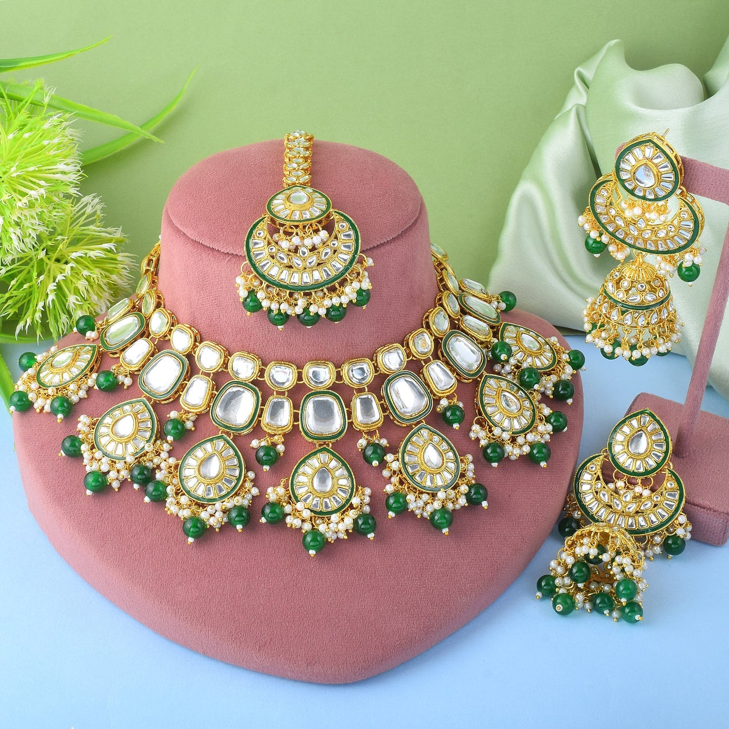 Klassisches grünes Kundan-Halsketten-Set mit wunderschönen Steindetails