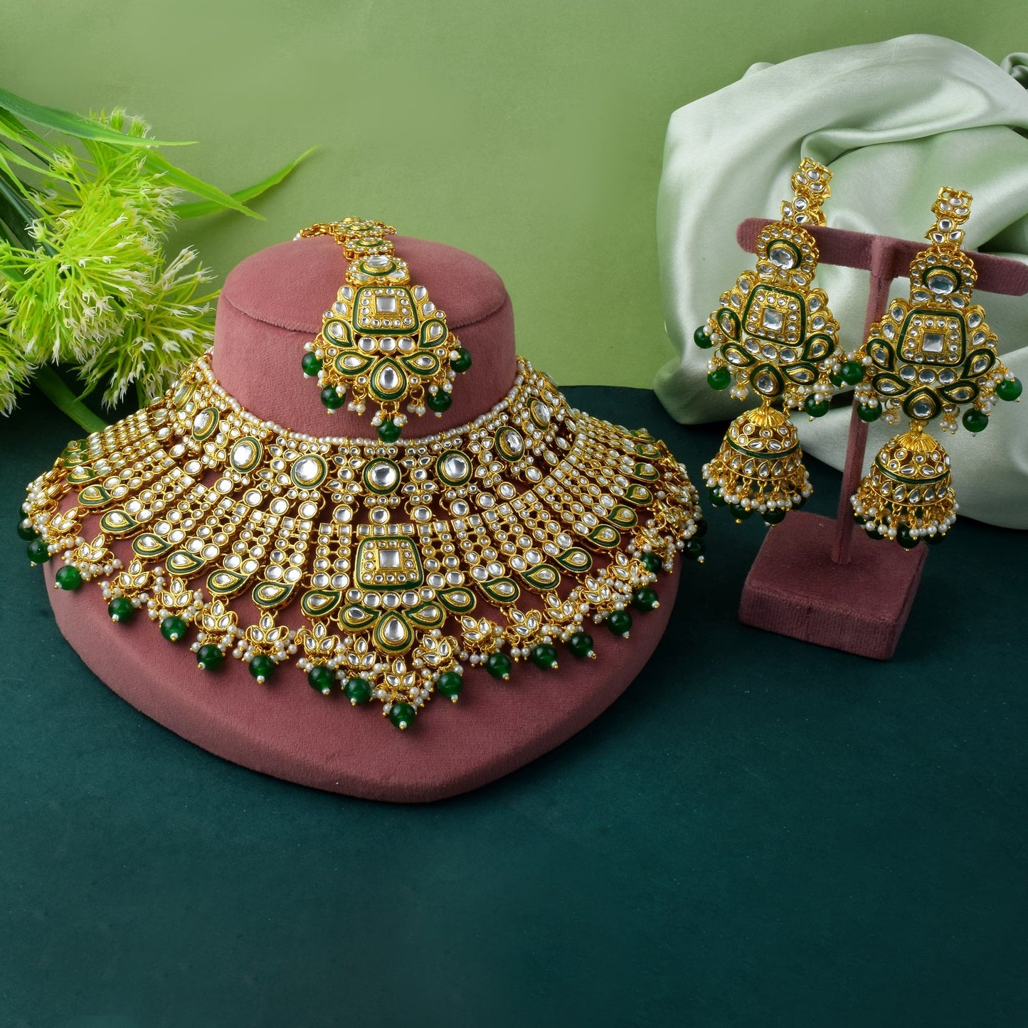 Traditionelles grünes Kundan-Halsketten-Set mit goldenen Akzenten