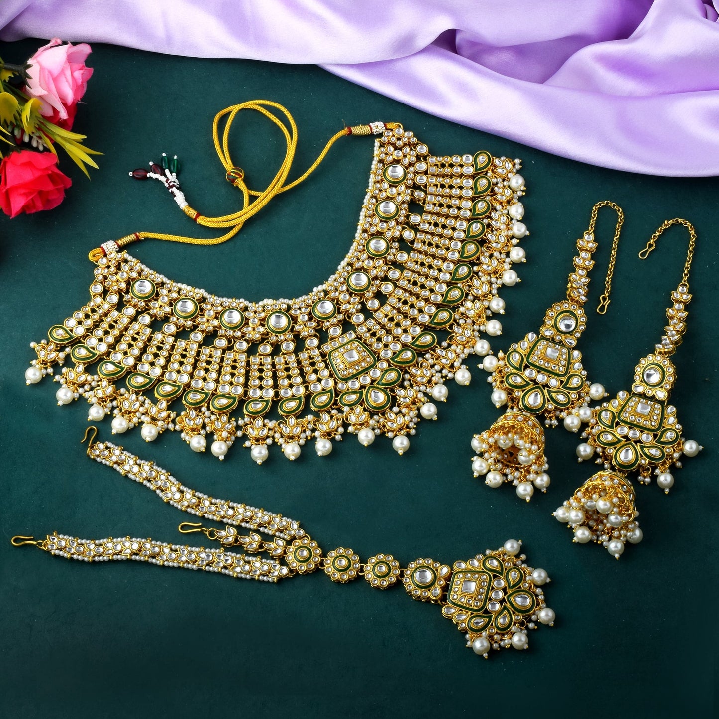 Handgefertigtes Kundan-Halskettenset in Weiß mit klassischen Details