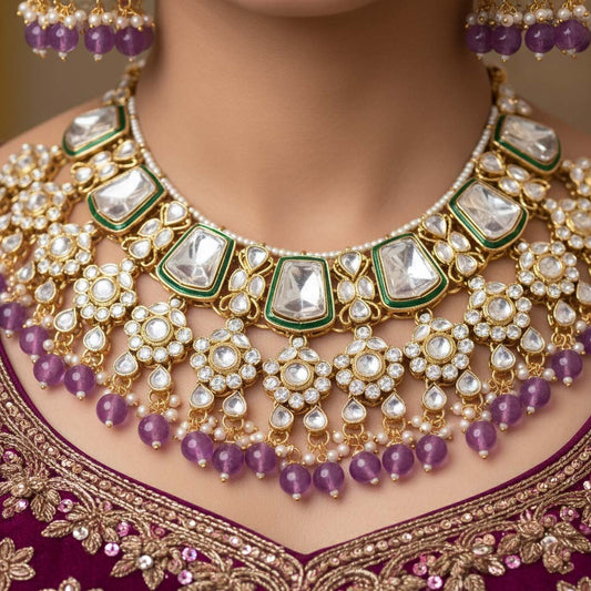 Kundan-Halskettenset in Königsviolett mit Gold- und Edelsteindetails