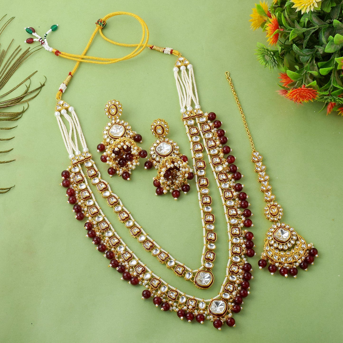 Dunkelkastanienbraunes Kundan-Halsketten-Set mit Hochzeitsstein-Highlights