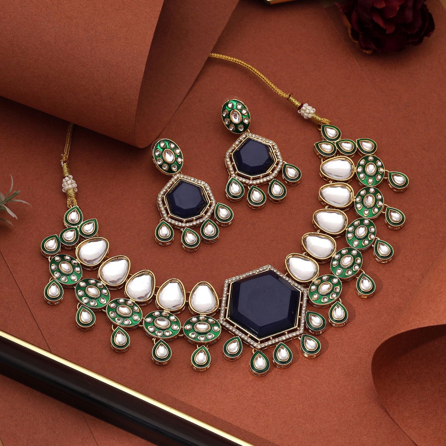 Atemberaubendes Kundan-Halsketten-Set in Blau mit passenden Ohrringen für Party- und Braut-Looks