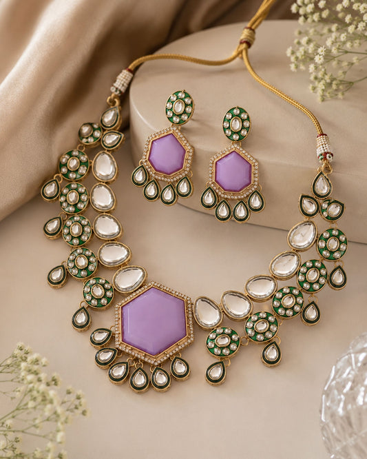 Exklusives hellviolettes Kundan-Halsketten-Set mit eleganten Steinen für Brautschmuck