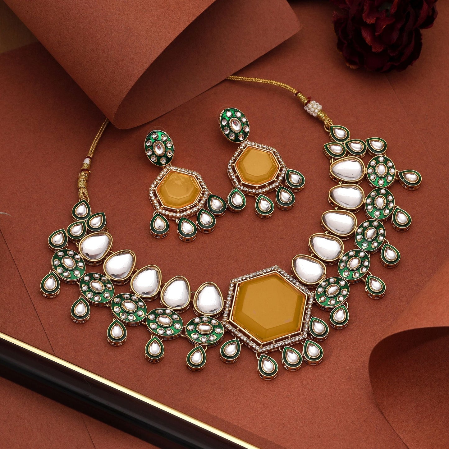 Designer-Kundan-Halskette in Gelb mit traditionellen Steinen für festlichen Schmuck