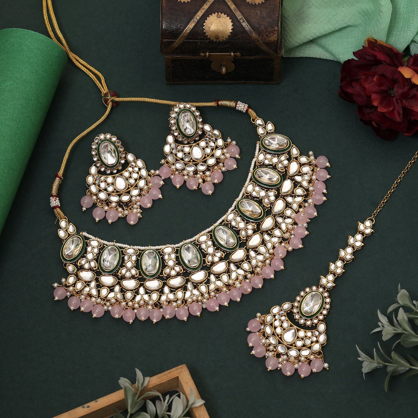 Attraktives rosafarbenes Kundan-Halsketten-Set, gefertigt mit erstklassiger künstlerischer Arbeit für Brautschmuck