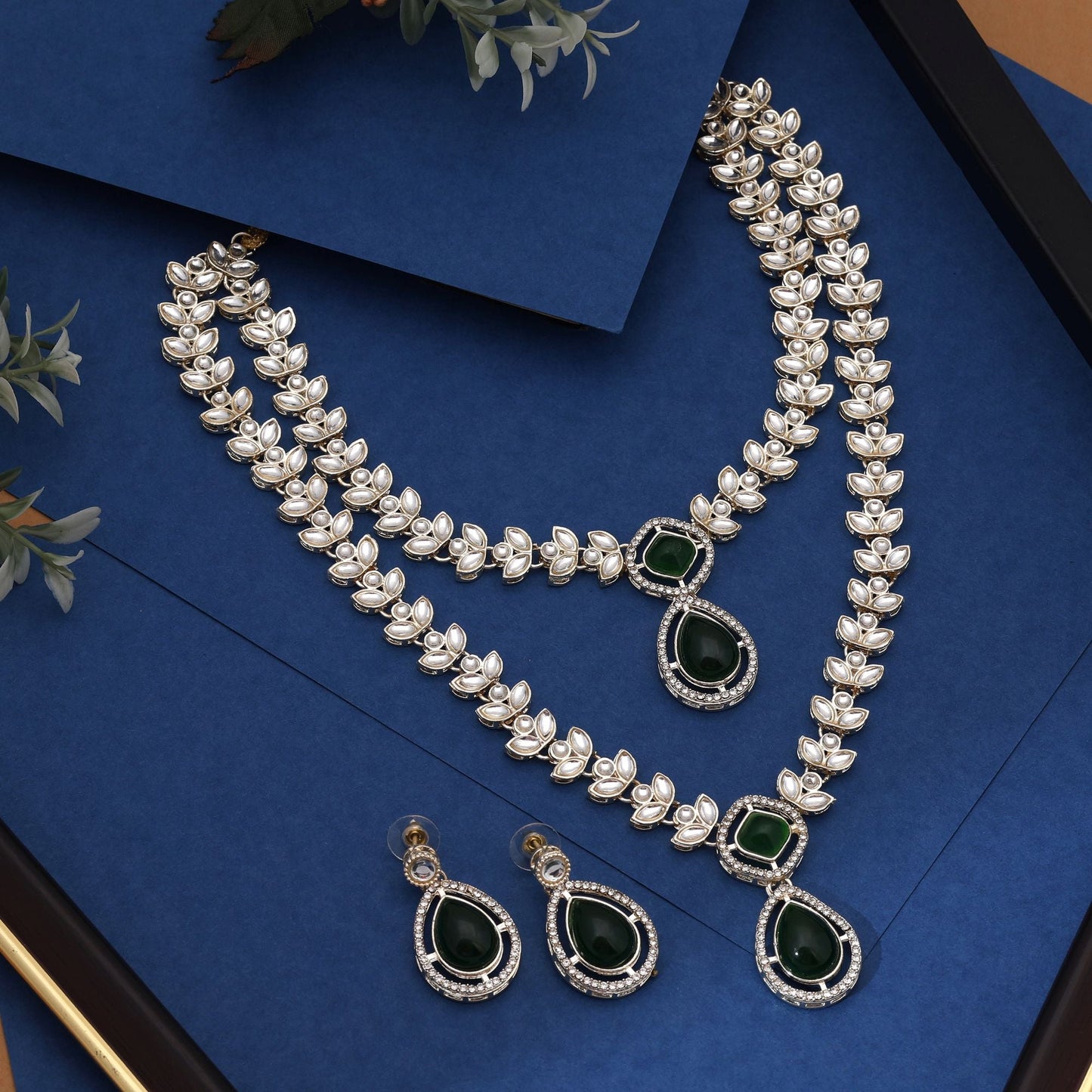 Designer Grünes Kundan Halsketten-Set mit filigranen Steinen, perfekt für ethnische Outfits