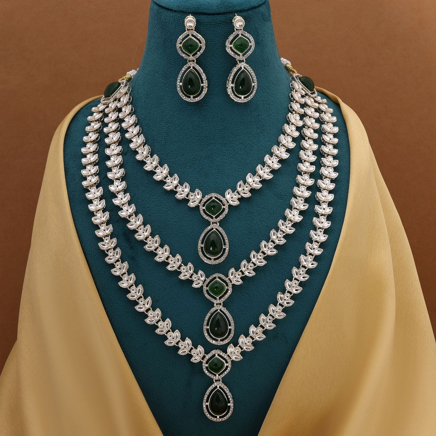 Traditionelles grünes Kundan-Halsketten-Set mit antikem Touch, perfekt für besondere Anlässe