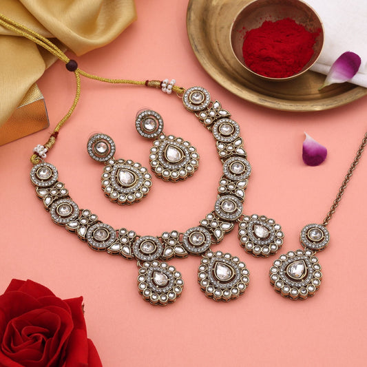 Königliches weißes Kundan-Halskettenset mit Perlendetails für elegante Bräute