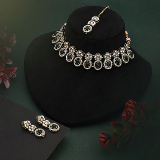 Königsgrünes Kundan-Halsketten-Set mit Perlen und Steinen für große Events