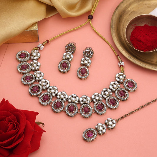 Wunderschönes hellviolettes Kundan-Halsketten-Set für moderne ethnische Party-Looks