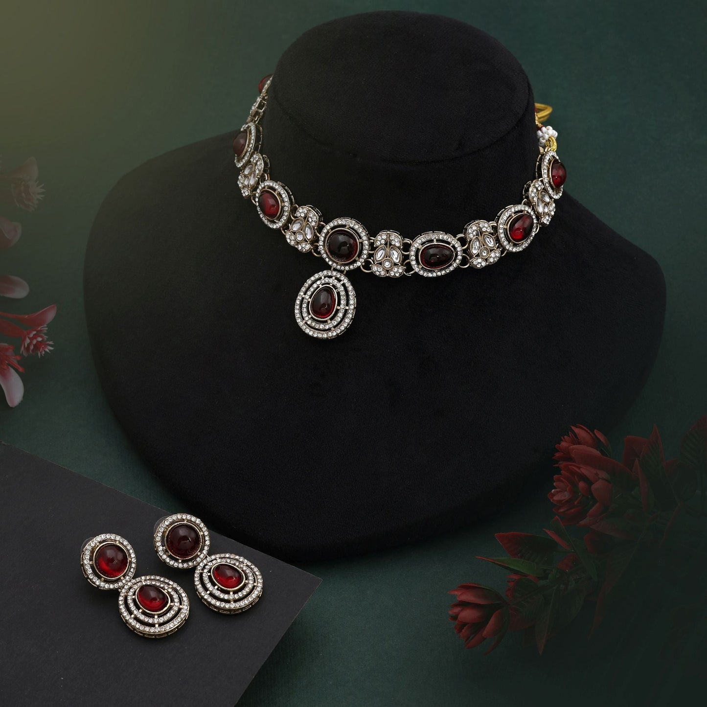 Traditionelles kastanienbraunes Kundan-Halsketten-Set mit antiker Politur für königliche Kleidung