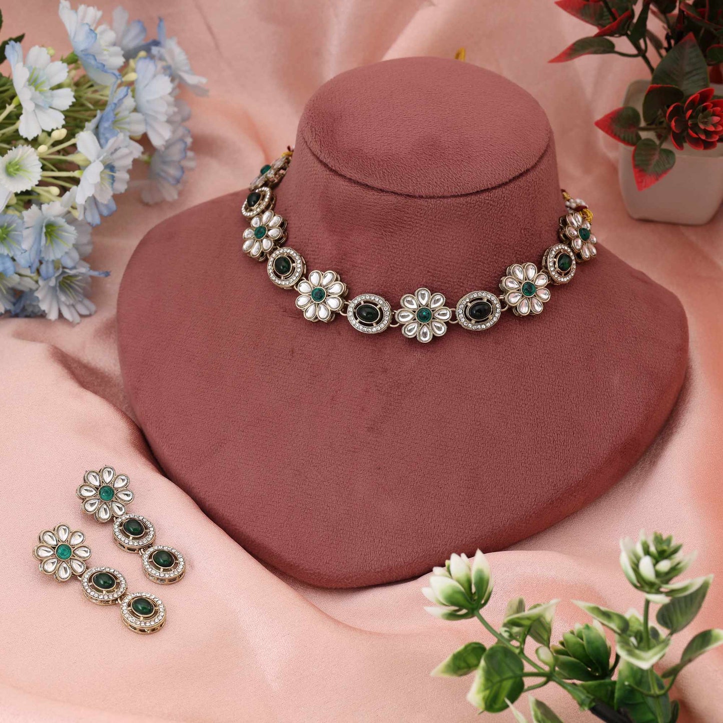Erfrischendes grünes Kundan-Halsketten-Set, wunderschön gearbeitet für festliche Anlässe und Hochzeiten