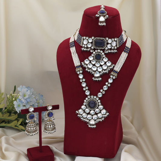 Elegantes, langes und als Choker tragbares Kundan-Halsketten-Set in Blau mit traditionellem Braut-Finish