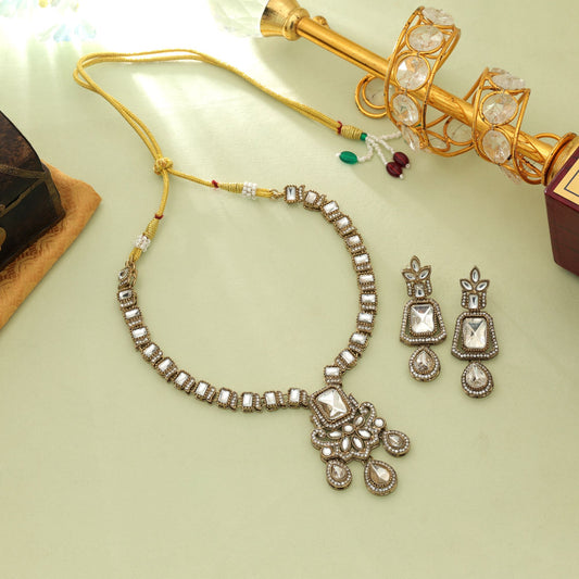 Bezauberndes weißes Kundan-Halsketten-Set mit eleganter Brautparty-Optik