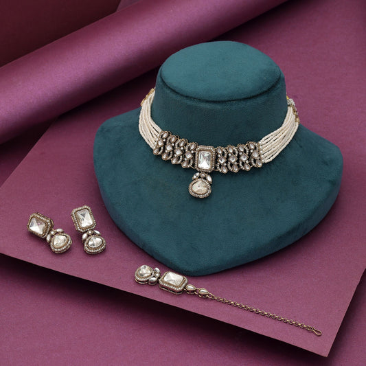 Anmutiges, weißes Choker-Kundan-Halsketten-Set mit traditionellem Brautschmuck-Design