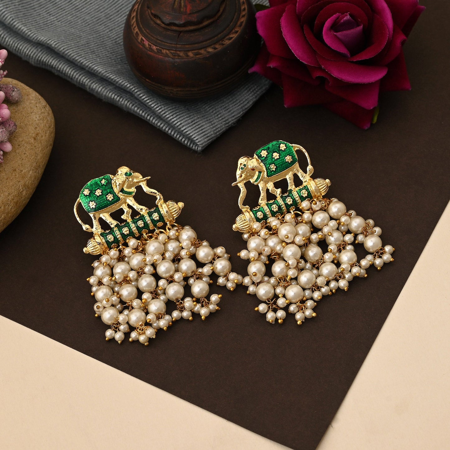 Wunderschöne grüne Meenakari-Ohrringe mit Elefanten-Design für die traditionelle Schmuckkollektion für Damen